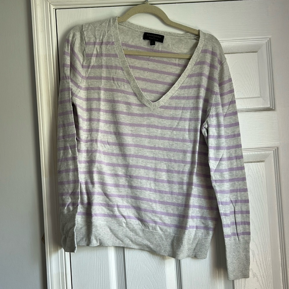 Lightweight Vneck sweater size L
